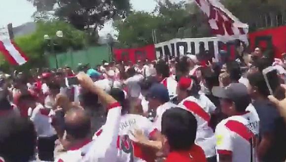 Selección peruana: Hinchas realizan 'banderazo' en explanada del Nacional