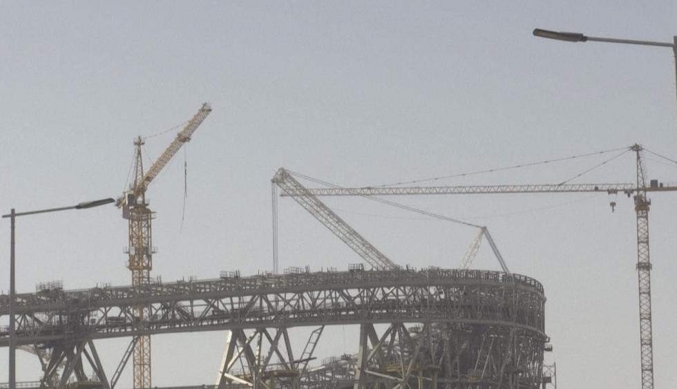 La agencia AFP presenció que las obras de construcción del estadio Lusail, donde se jugará la final del Mundial Qatar 2022, continúan en medio de la pandemia. (Captura: AFP TV)