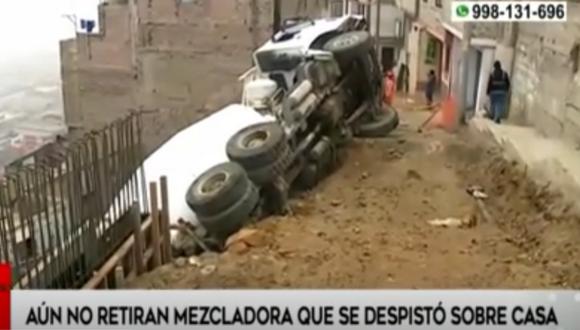 Camión mezclador de cemento lleva casi un día en cerro El Pino tras despistarse. Foto: captura América Noticias