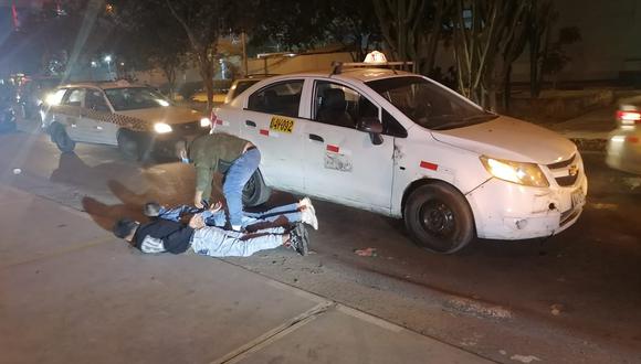 Los raqueteros que operaban bajo la fachada de un taxi con su pasajero, fueron detenidos tras una persecución. (Foto: PNP)