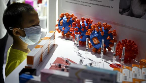 Dos compañías farmacéuticas chinas exhibieron por primera vez el lunes en una feria comercial  sus potenciales vacunas contra el coronavirus. (Foto: NOEL CELIS / AFP)