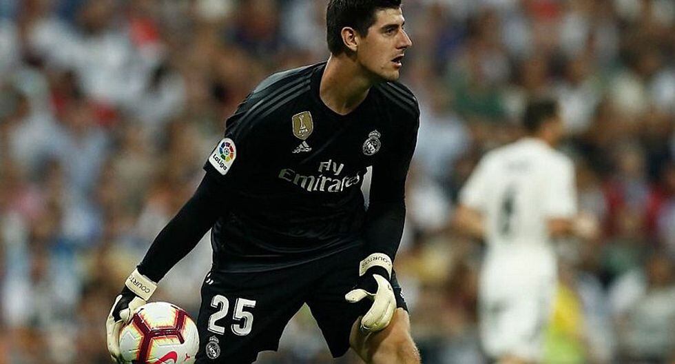 Thibaut Courtois y la muestra del aficionado del Atlético ...