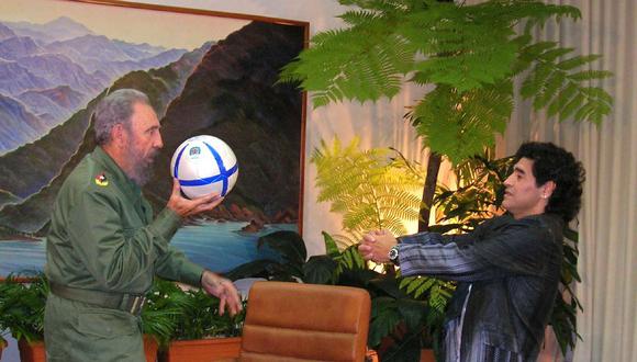 Cuatro años después de la muerte de Fidel Castro a los 90 años de edad en 2016, Maradona ha fallecido a los 60, una coincidencia que marcará en adelante la colección de efemérides del 25 de noviembre. (Foto: HO / CANAL 13 / AFP)