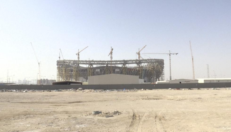 La agencia AFP presenció que las obras de construcción del estadio Lusail, donde se jugará la final del Mundial Qatar 2022, continúan en medio de la pandemia. (Captura: AFP TV)