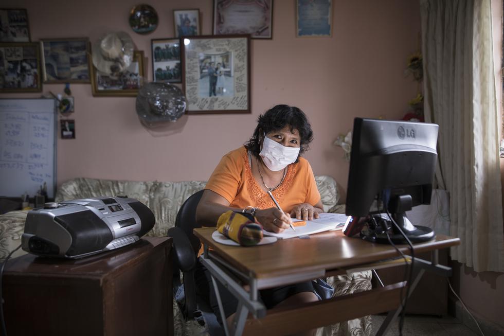 LIMA, JUEVES 09 DE ABRIL DEL 2020 la Sra. Martha Sarmiento, de 50 años, que recibe clases a distancia del programa Aprendo en Casa, del Ministerio de Educación. La sra. Martha cursa el 3ro de primaria. Hoy no hay clases, pero ella recibe clases por radio. Fotos: Anthony Niño de Guzman \ GEC