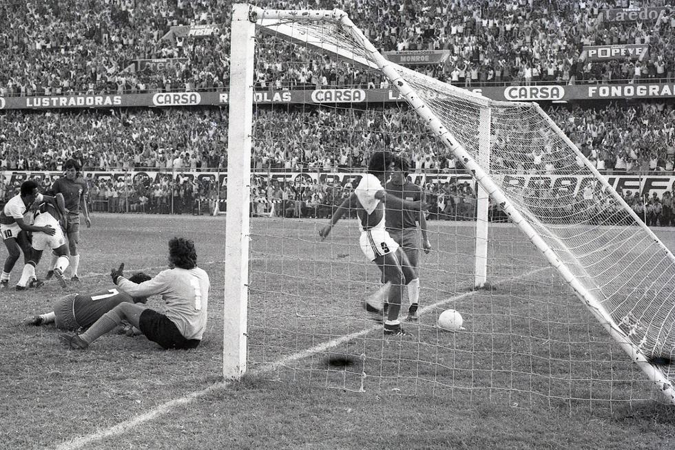 El 29 de abril de 1973 con un doblete de Hugo Sotil nuestra selección derrotó a la 2-0 a la selección chilena, consiguiendo su primer triunfo sobre Chile en partidos por Eliminatorias para los Mundiales de fútbol. (Foto GEC Archivo Histórico)