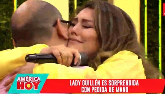 Lady Guillén: Su pareja la sorprende al pedirle matrimonio en vivo en “América Hoy”. (Foto: Captura de video)