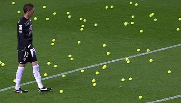 Fútbol: Las 10 cosas extrañas que se lanzaron a un campo de juego