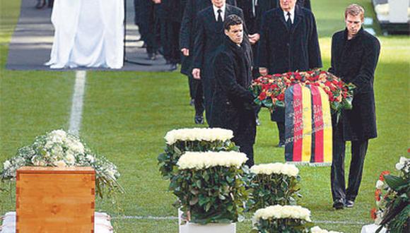 Alemania despidió a arquero de su selección Robet Enke, quien se suicidó el martes pasado.