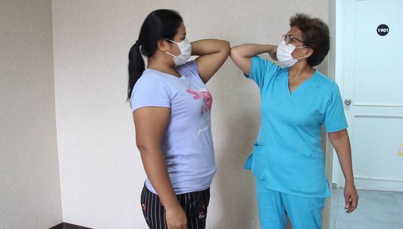Minsa invoca a ciudadanos a aplicar la recomendación de la OMS que insiste en evitar saludar con el codo para evitar contagio de COVID-19. (Foto: Andina/Referencial)