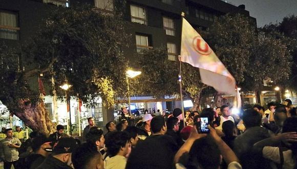 Hinchas de Universitario realizaron banderazo en hotel de concentración
