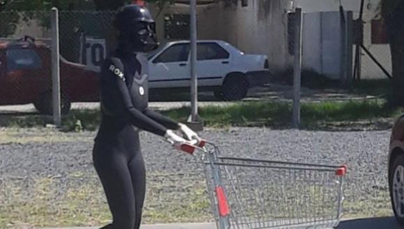 Mujer se convierte en Darth Vader para hacer la cola en un supermercado