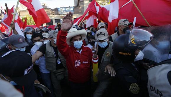 Seguidores del líder de Perú Libre, tuvieron un comportamiento agresivo ante los comunicadores en Ayacucho. (Foto: Hugo Perez / GEC)