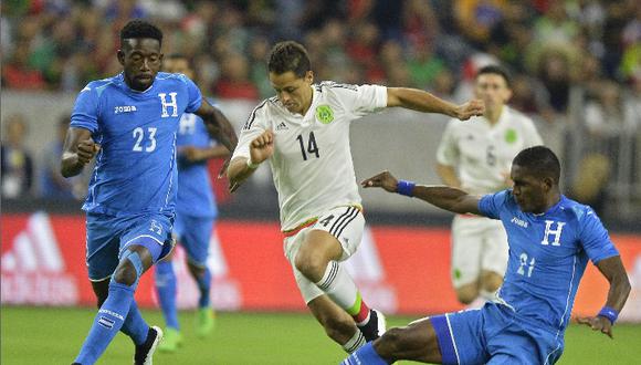 Operan del hombro a 'Chicharito' Hernández y estará un mes sin jugar