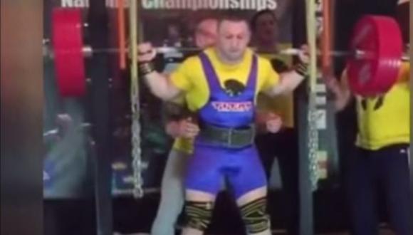 YouTube: levantador de pesas se desgarró las piernas en plena competencia [VIDEO]