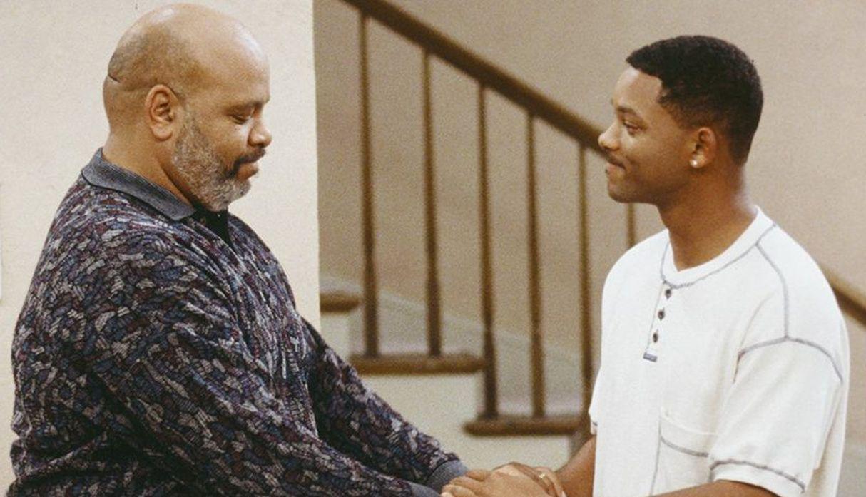 Will Smith le rinde homenaje al ‘Tío Phil’ junto al elenco de “El príncipe del rap”. (Foto: NBC)