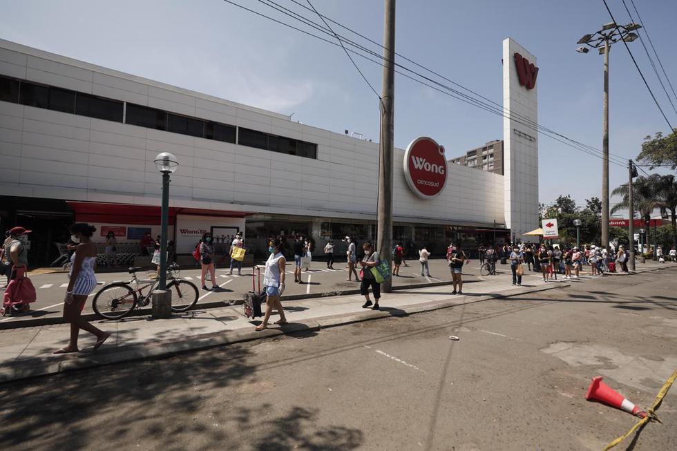 Así lucieron las largas colas en Wong en el día que solo salen mujeres. Foto: Leandro Britto / GEC
