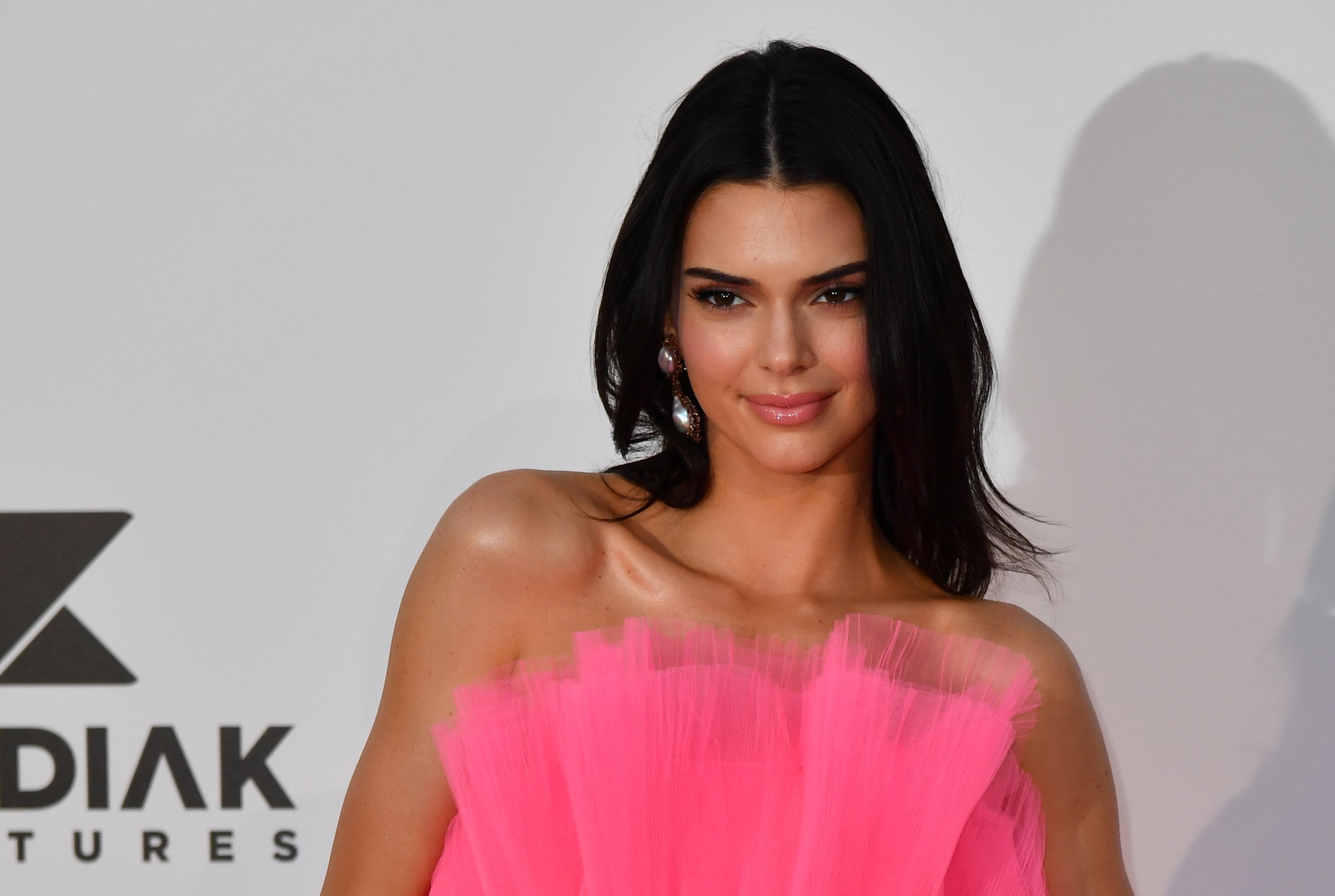 Kendall Jenner pasa sus días de cuarentena jugando videojuegos. (Foto: AFP)