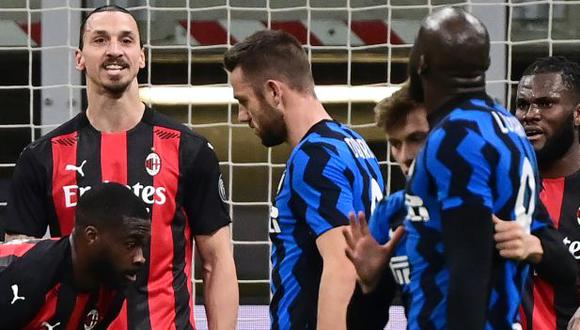 Ibrahimovic y Lukaku protagonizaron un tenso careo en el derbi de Milán. (Foto: AFP)