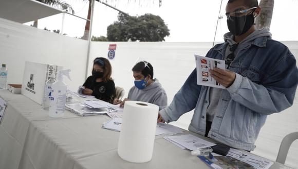 Las mesas de votación están compuestas por tres personas. (Fotos: César Campos / @photo.gec)
