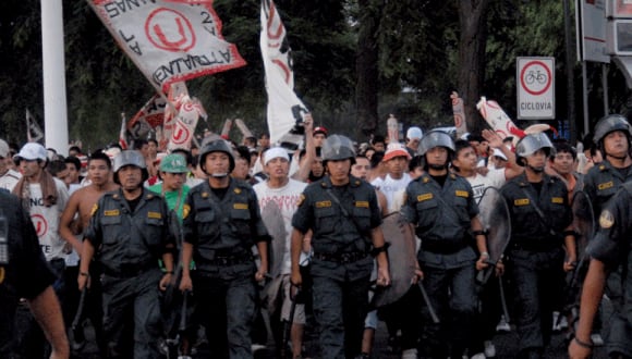 En las buenas y en las malas: Hinchas de la "U" protestaron en la Sunat