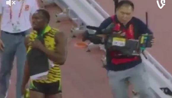 Usain Bolt fue "arrollado" por un camarógrafo mientras celebraba su título en Pekín [VIDEO]
