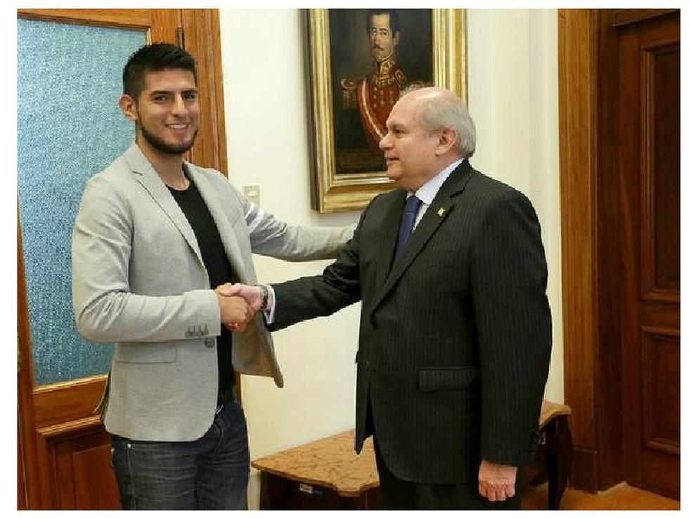 Carlos Zambrano causa polémica por supuesto homenaje del Primer Ministro