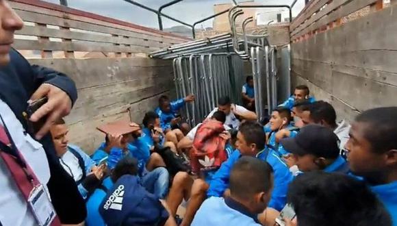 Según un video publicado en Facebook, los jugadores del Deportivo Llacuabamba tuvieron que ser sacados en un camión de la PNP por un tema de seguridad