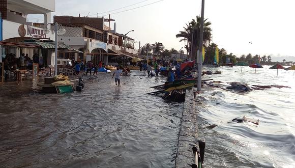 Mar de la playa ‘El Chaco’ se salió en Paracas y hace correr a decenas de bañistas.