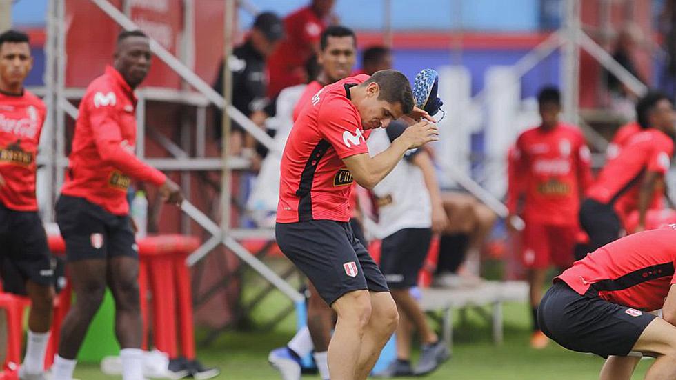 Luis Advíncula y el divertido momento en que agarra a zapatazos a Corzo [FOTOS]