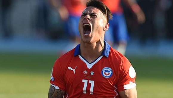 (FILES) Picture taken on July 4, 2015 shows Chile's forward Eduardo Vargas reacting after missing a chance of goal during their 2015 Copa America final football match against Argentina, in Santiago, Chile. Vargas is to sign the contract with German First division football club Hoffenheim after he passed his medical test as the club's sporting director Alexander Rosen said on August 22, 2015.  AFP PHOTO / PABLO PORCIUNCULA

