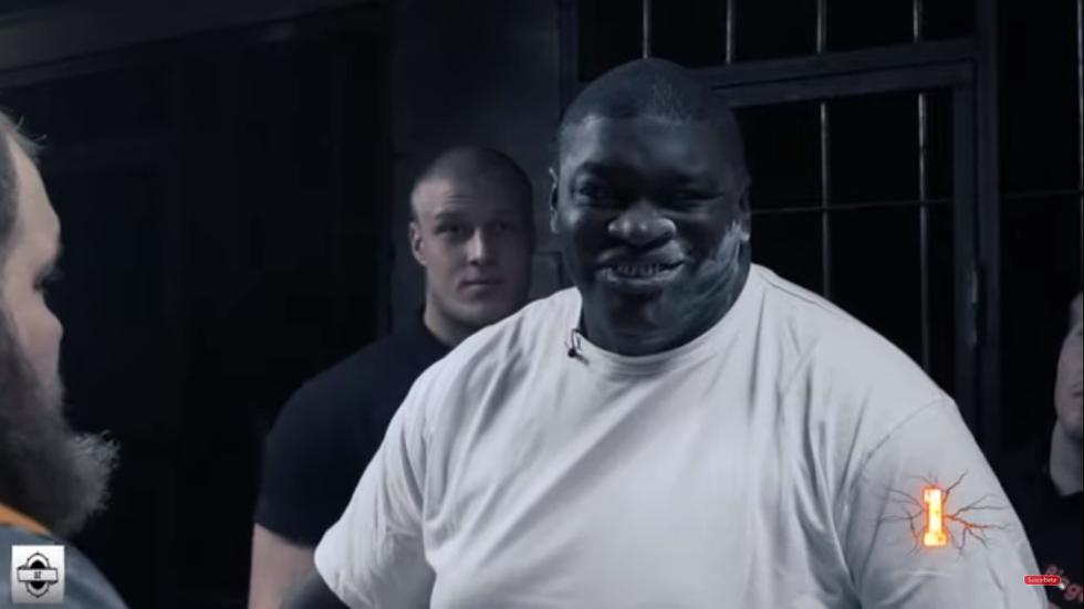 Vasily Kamotsky, campeón mundial de cachetazos, tuvo duro rival en el brasileño Black Papa en una cárcel de Rusia (Captura: Youtube)