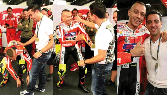 Valentino Rossi se puso a los pies de Xavi... ¡y los besó!
