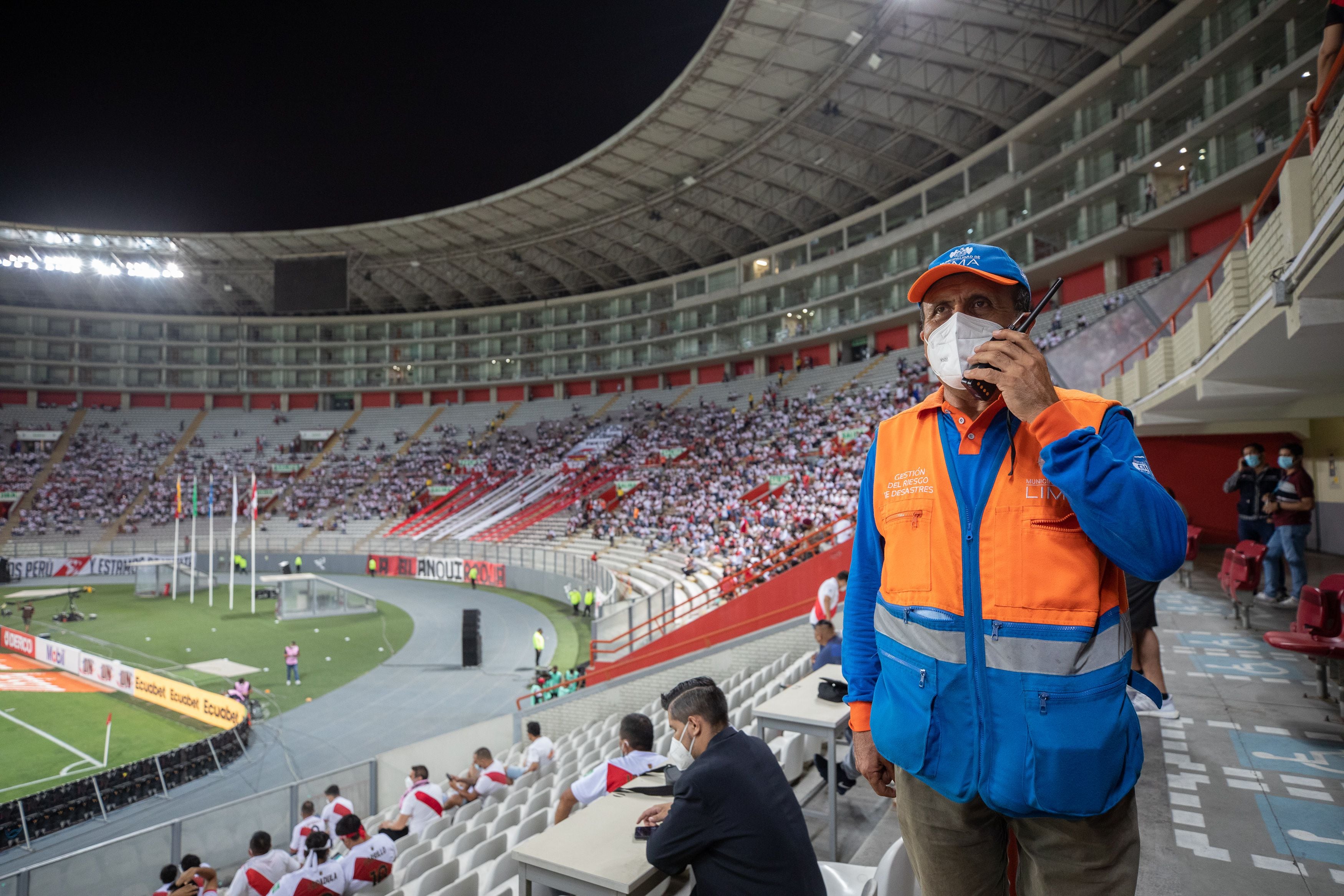 El personal de riesgo de desastres se encarga de vigilar que los hinchas no obstruyan las escalinatas del recinto deportivo. (Foto referencial Municipalidad de Lima)