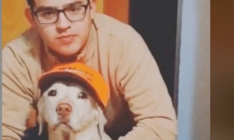 Mostró una foto del pasado con la misma ropa, pero esta vez la gorra la tenía su perro. 
Lo más llamativo del video fue que dentro de la pequeña ánfora se encontraban las cenizas del can