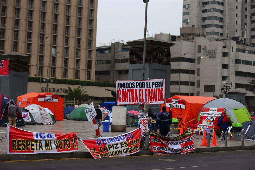 Decenas de personas continúan acampando frente al Poder Judicial, en el centro de Lima, como protesta para exigir que se intervenga ante un supuesto fraude electoral perpetrado en la segunda vuelta de las elecciones presidenciales del pasado 6 de junio. (Foto: Hugo Curotto / @photo.gec)