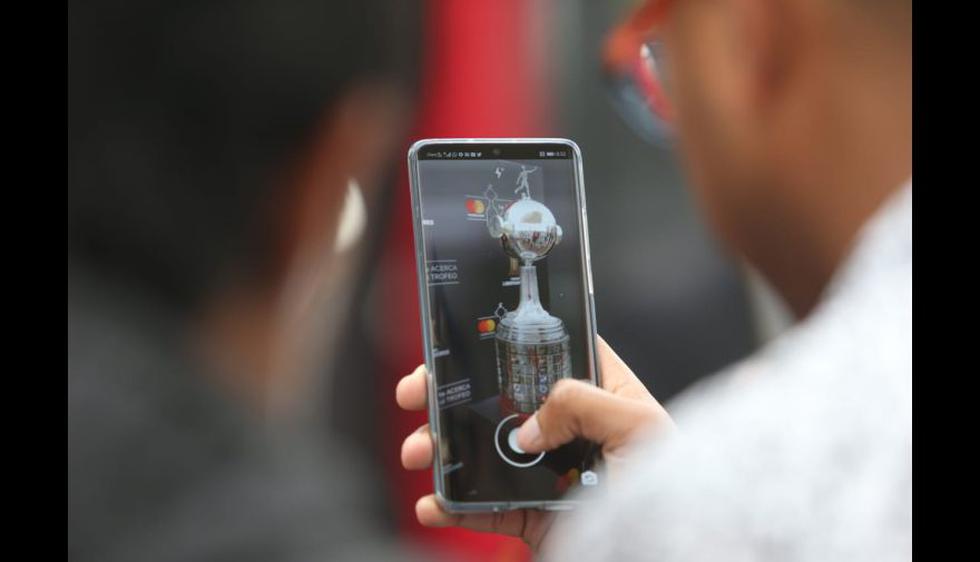 Así luce en Lima el trofeo de la Copa Libertadores. (Foto: Violeta Ayasta / GEC)