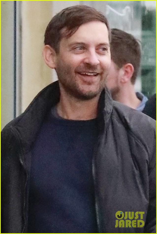 Tobey Maguire y su novia Tatiana Dieteman durante una cita de la tarde (Foto: JustJared)