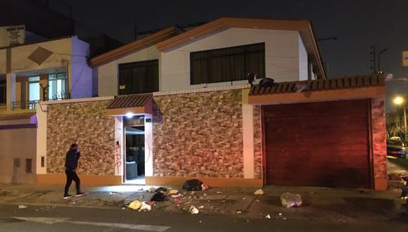 Así quedó la casa del familiar de Carlos Ascues tras el ataque de un grupo de sujetos. (Oscar Libón/@chronopio/Twitter)