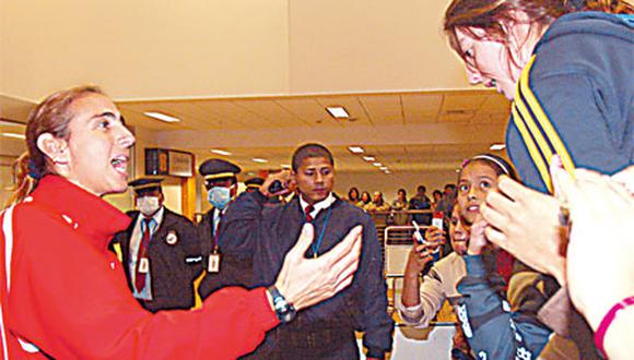 Hija de Natalia Málaga juega vóley y quiere triunfar como su madre.