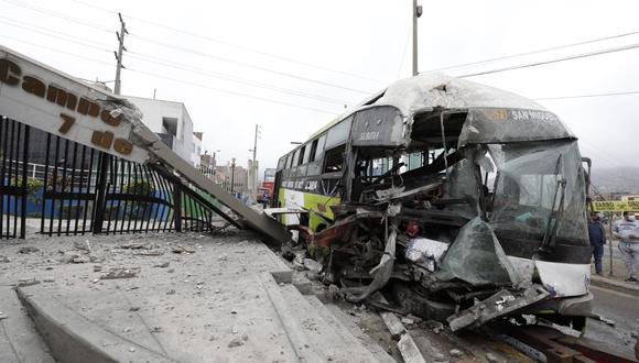Bus de transporte público chocó contra camión repartidor de gaseosa. Foto:  Jessica Vicente/@photo.gec