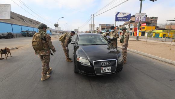 Las Fuerzas Armadas recorren las calles de Lima para vigilar el cumplimiento del aislamiento obligatorio. (Fotot: GONZALO CÓRDOVA/GEC)