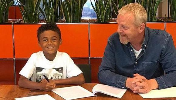 Hijo de Patrick Kluivert firma contrato millonario a los 9 años