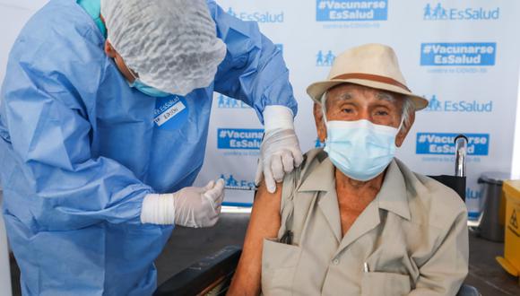 Los 5 vacunatorios para inmunización de adultos mayores asegurados de Essalud están ubicados en Lima. (Foto: Essalud)