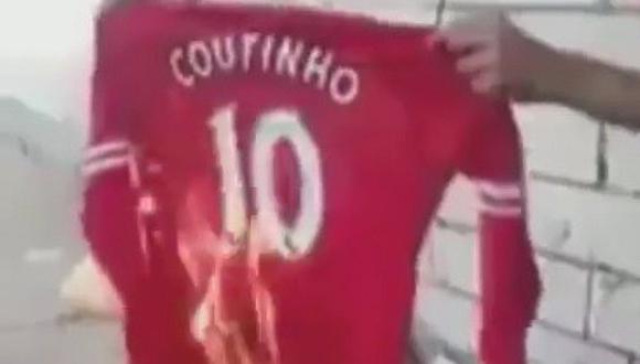 Philippe Coutinho: hincha de Liverpool quema camiseta con su nombre