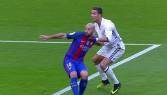 Barcelona vs Real Madrid: El agarrón de Mascherano a Cristiano Ronaldo