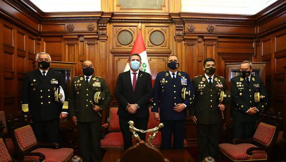 Manuel Merino acompañado por los comandantes generales de las Fuerzas Armadas. (Foto: Congreso)