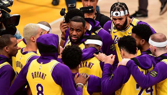 La NBA aconsejó a los basquetbolistas que choquen los puños con los aficionados, en lugar de la palma de la mano, entre otras recomendaciones. (Foto: AFP)