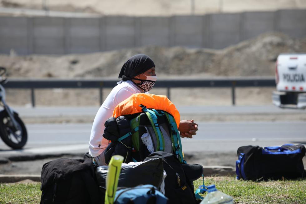Cusco: decena de pobladores caminan por la Panamericana Sur para llegar a la Ciudad Imperial. Foto: Britanie Arroyo / GEC