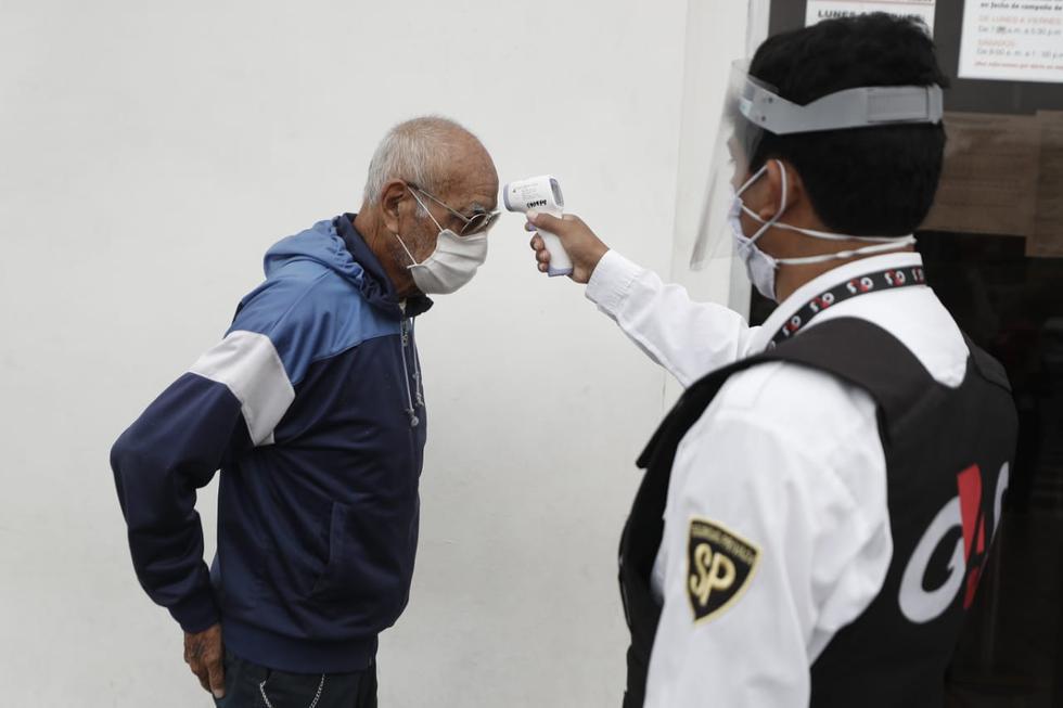 Así lucen las colas en los bancos para cobrar el Bono Familiar Universal: Foto: César Campos / GEC